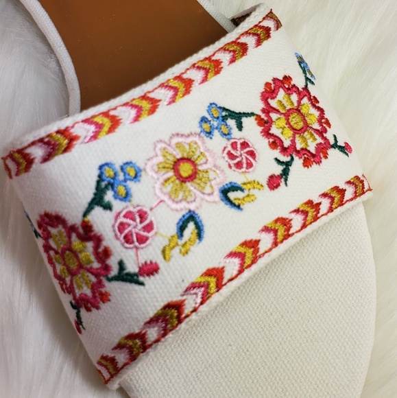 HOST PICK! NIB FOREVER FLORAL SANDALS SIZE 8.5 - Picture 2 of 6